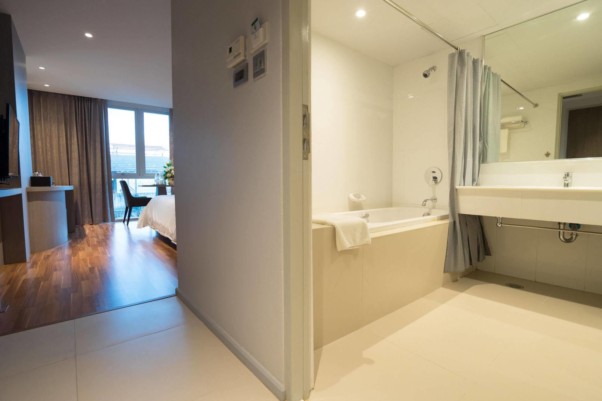 New Season Square Hotel Hat Yai Esterno foto
